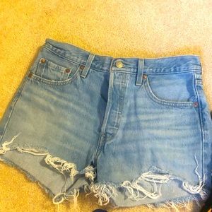 NWOT Levi’s distressed shorts . High rise size 28